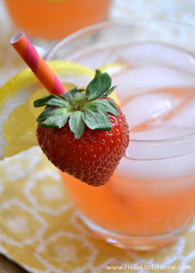 The BEST Strawberry Lemonade ... you are going to love it! This fun twist on the classic lemonade recipe is the perfect summer drink. A delicious mix of tart and sweet, this easy Strawberry Lemonade recipe is perfect addition any summer party, BBQ, or just a lazy sunny day! | Hello little Home