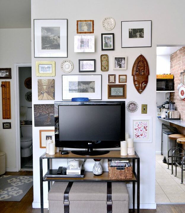 Don't miss this gallery wall revamp! Plus, get tips for creating your own gallery wall! | Hello Little Home
