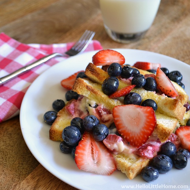 You are going to love this Berry Stuffed Baked French Toast! Get this easy recipe + over 60 more vegetarian summer recipes that are perfect for any occassion! | Hello Little Home