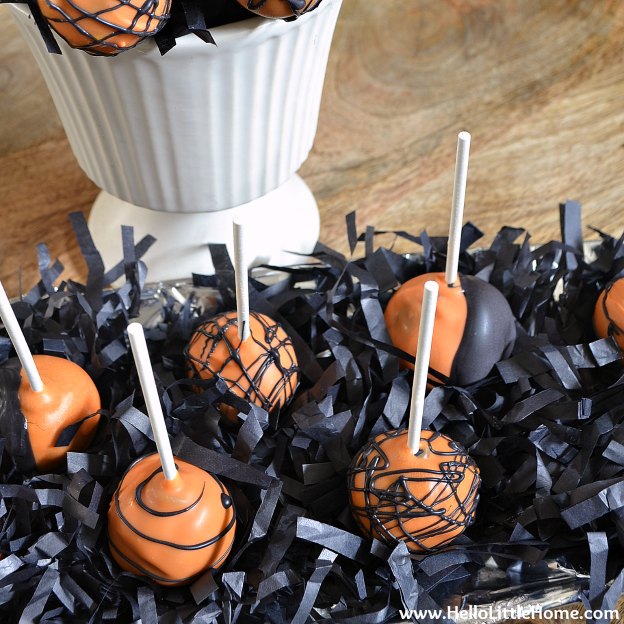Easy Cake Pop Tutorial ... an easy recipe with everything you need to make these fun treats! Make them in orange and black for Halloween or customize the colors for any event! | Hello Little Home