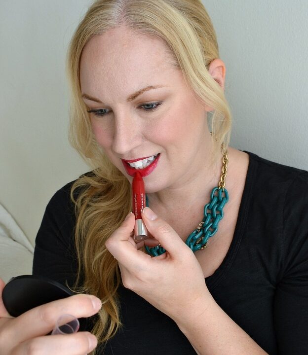 Easy Day to Night Makeup: Applying Lipstick | Hello Little Home #beauty #tutorial #holidaymakeup