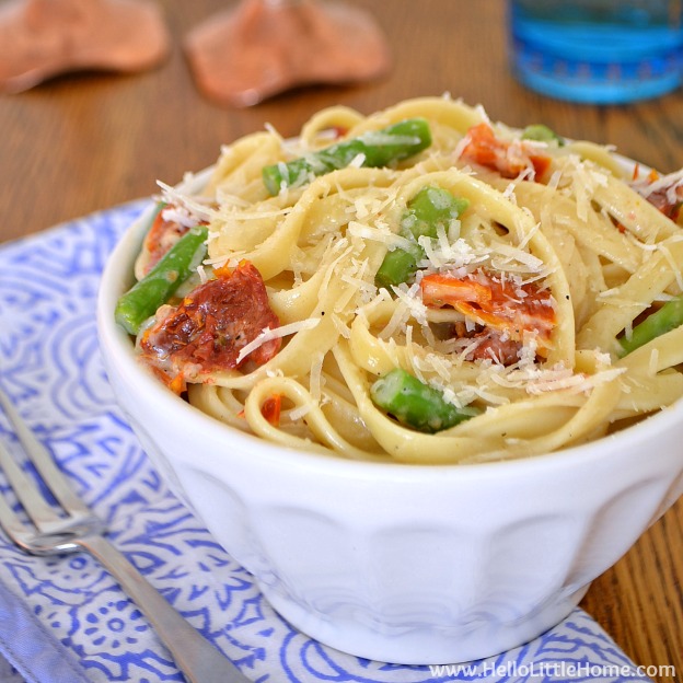 Fettucine Alfredo with Asparagus and Sundried Tomatoes ... Get this easy recipe + 100 other vegetarian winter recipes that are perfect for any occassion! | Hello Little Home