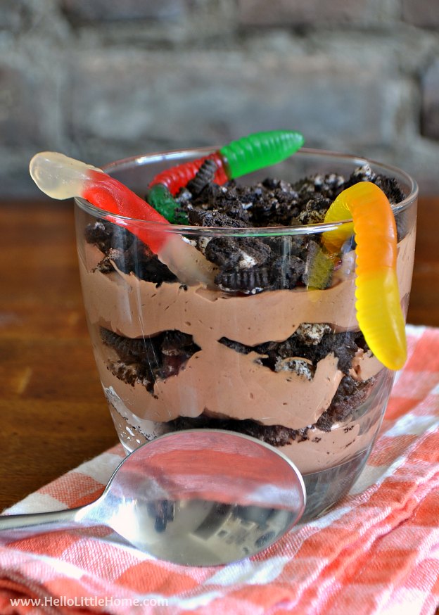 Searching for spooky Halloween treats? This Dirt Chocolate Cheesecake Parfait is scary delicious! | Hello Little Home #SpookySnacks