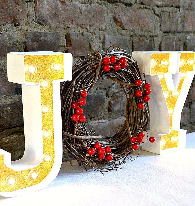 DIY Christmas Marquee Sign … learn how to make a DIY Christmas Sign with lights! This easy homemade JOY sign is a festive holiday decor idea. Just follow this simple tutorial to make your own fun lighted holiday sign with letters and a wreath. This easy Christmas craft idea is a creative way to decorate for Xmas! | Hello Little Home
