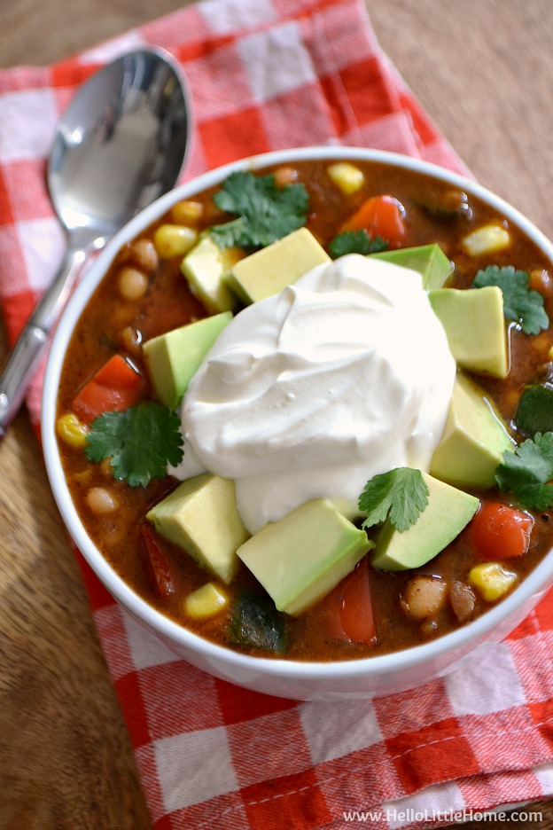 Three Pepper Vegetarian White Bean Chili ... yum! Get this easy recipe + 100 other vegetarian fall recipes that are perfect for any occassion! | Hello Little Home