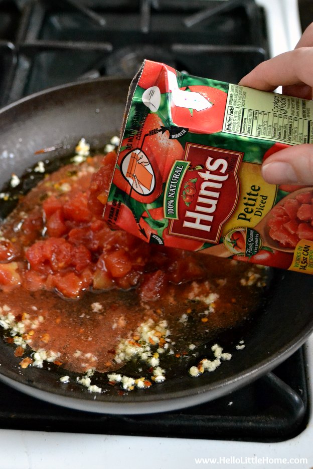 This Easy Pasta Sauce takes minutes to make ... never buy the jarred stuff again! | Hello Little Home