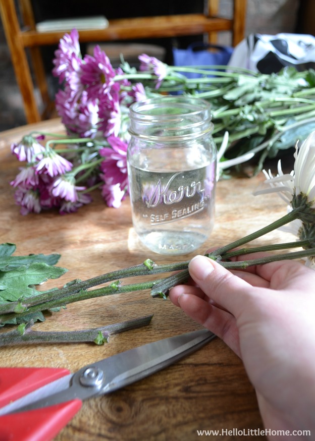 Step by step instructions for making an easy and inexpensive flower arrangement! All you need is a supermarket bouquet of flowers and a collection of glass jars! | Hello Little Home