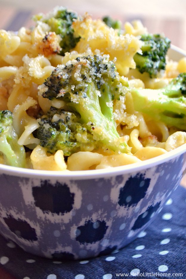Broccoli Cheddar Mac and Cheese ... this rich and creamy pasta bake will make your whole family happy! | Hello Little Home