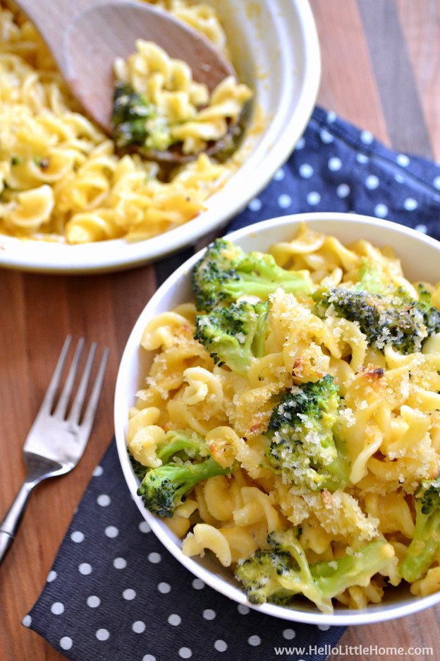 Broccoli Cheddar Mac and Cheese ... Get this easy recipe + 100 other vegetarian winter recipes that are perfect for any occassion! | Hello Little Home