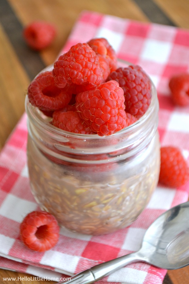 Easy Chocolate Covered Raspberry Overnight Oats in a Jar! Learn how to make this delicious, nutricious, and timesaving breakfast recipe to free up your mornings! | Hello Little Home