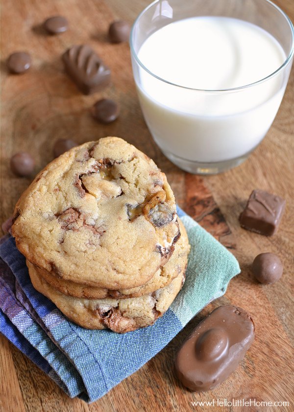 Thick and Chewy Candy Bar Cookies ... yum! Get this easy recipe + 100 other vegetarian fall recipes that are perfect for any occassion! | Hello Little Home
