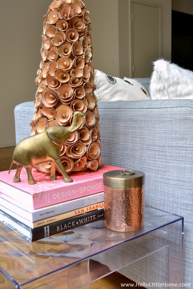 Cozy holiday decor ideas! Get inspired to decorate this holiday season with casual, yet glam touches that will make your home shine this Christmas! | Hello Little Home
