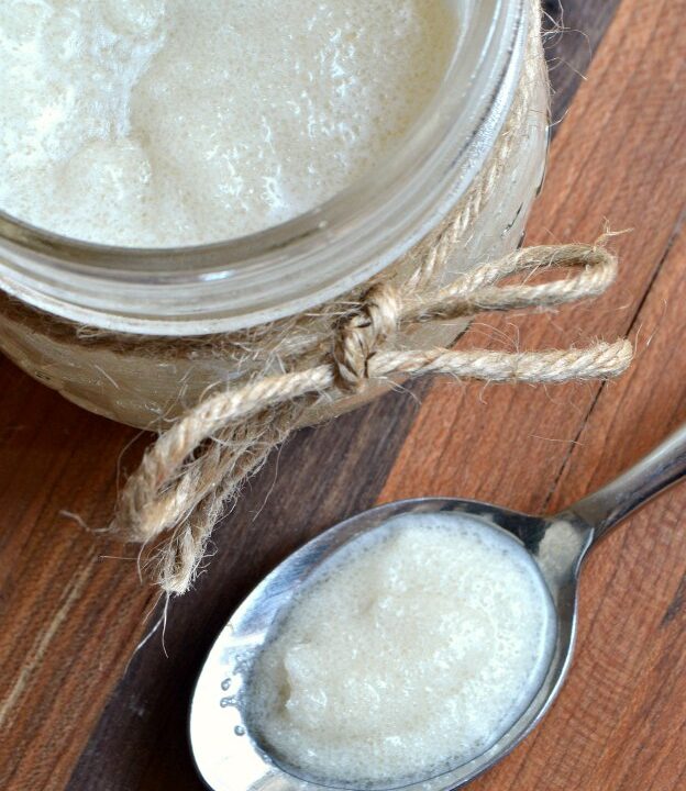 Lemon Lavender Sugar Scrub ... an easy to make, wonderful smelling sugar scrub recipe that's gentle on your hands! Makes a great gift! | Hello Little Home