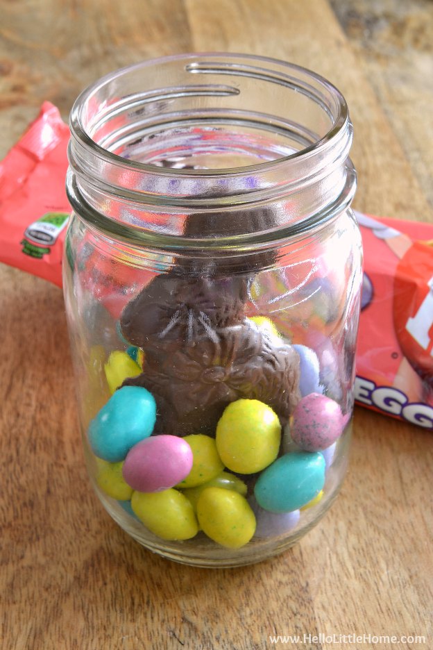 Step by step tutorial for Mason Jar Easter Baskets ... a cute gift idea that takes minutes to make! This fun mason jar craft idea for Easter is the perfect way to decorate a tablescape, give as a favor, or just brighten someone's day! | Hello Little Home