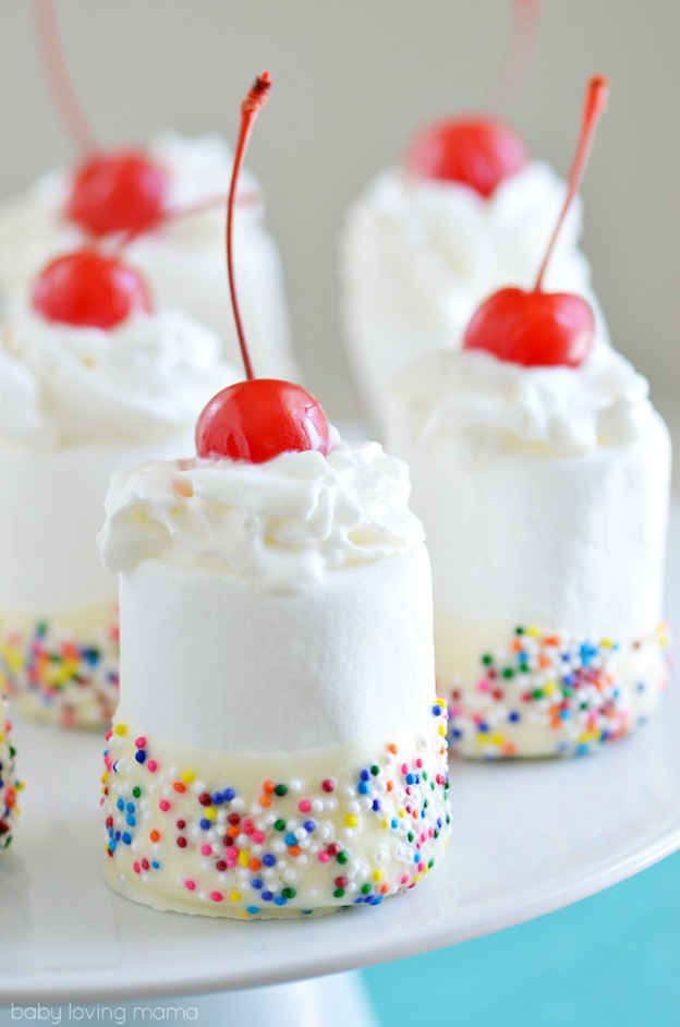 The ultimate Birthday Cake Alternatives roundup ... over 70 delicious recipes perfect for adults and for kids alike, including these Chocolate Dipped Sundae Marshmallows from Finding Zest! These fun dessert ideas range from healthy to decadent. Awesome non cake birthday ideas your whole family will love! | Hello Little Home