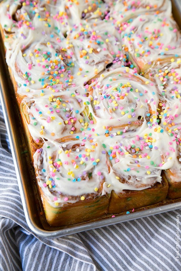 The ultimate Birthday Cake Alternatives roundup ... over 70 delicious recipes perfect for adults and for kids alike, including these Funfetti Cinnamon Rolls from The Little Epicurean! These fun dessert ideas range from healthy to decadent. Awesome non cake birthday ideas your whole family will love! | Hello Little Home