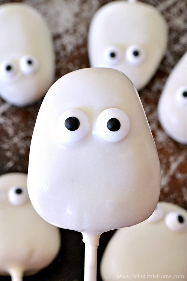 Ghost Cake Pops recipe ... an easy + cute Halloween cake pops tutorial! Learn how to make these white chocolate ghost cake pops. They're a delicious Halloween dessert that's fun to make and perfect for parties! | Hello Little Home