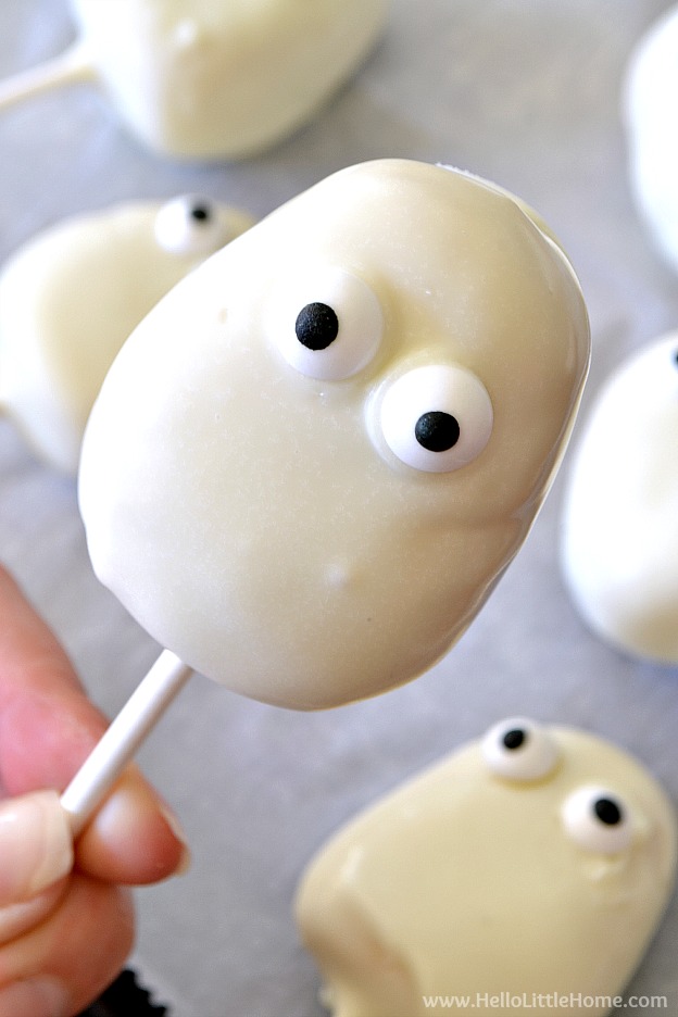 Finished Ghost Cake Pop | Hello Little Home