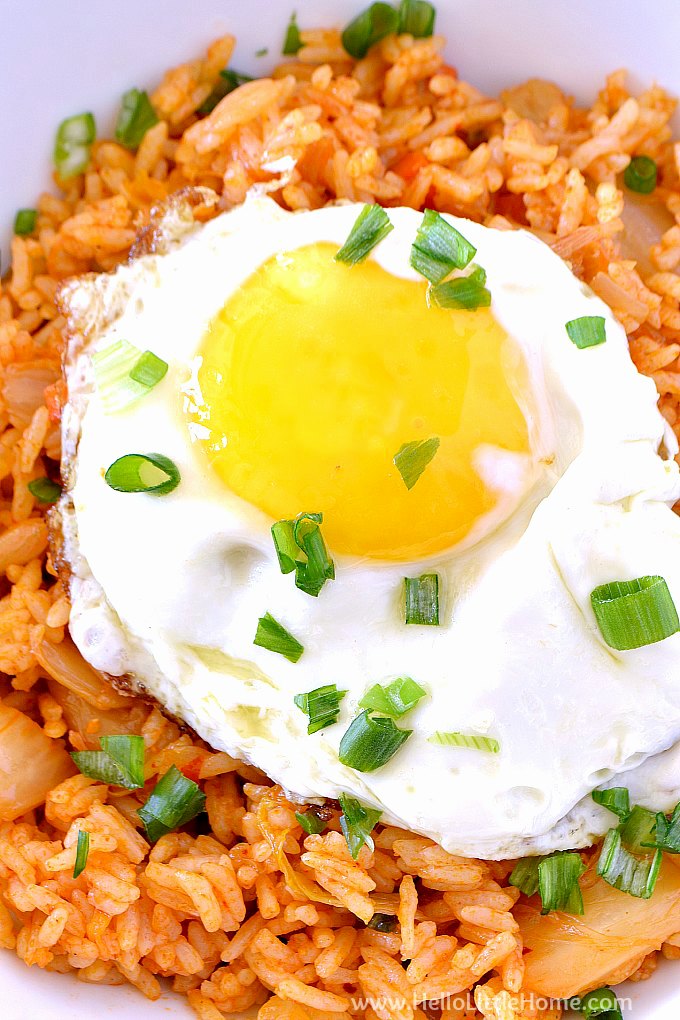  A bowl of vegetarian Kimchi Fried Rice topped with an egg.