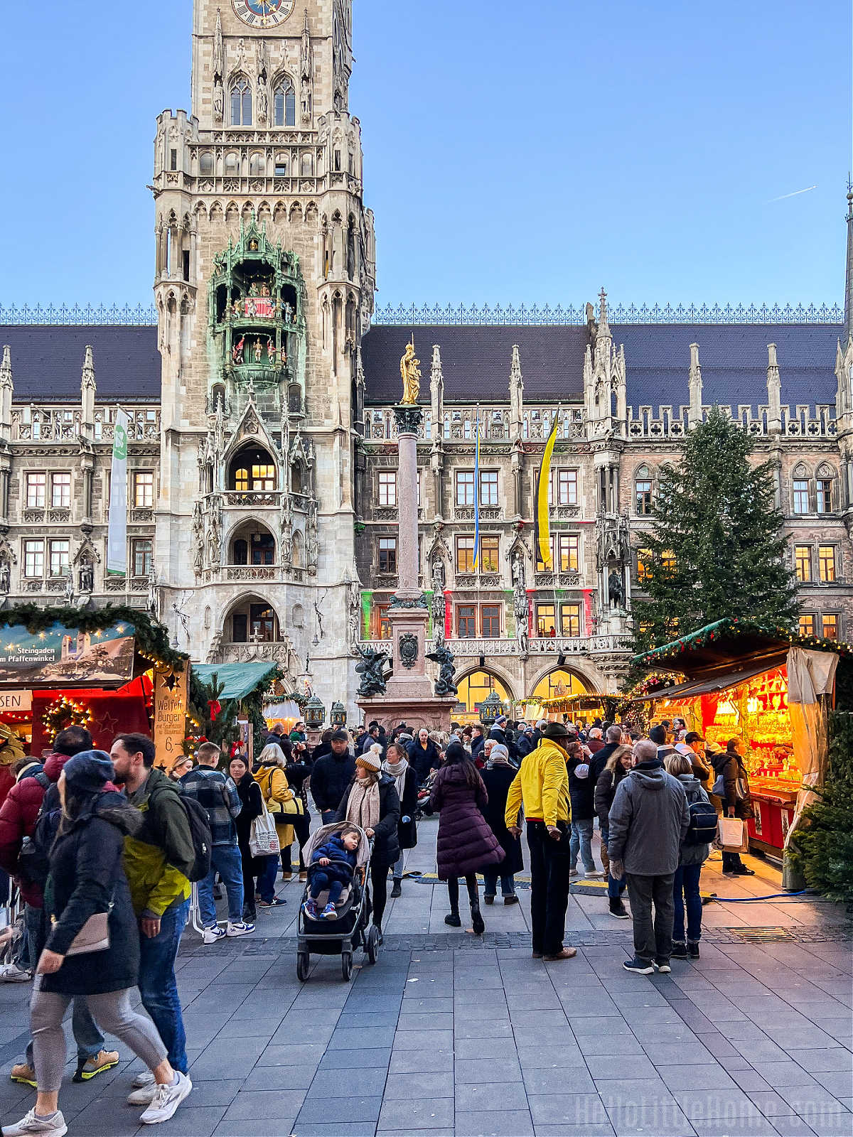 People shopping at stands in the Marienplatz.