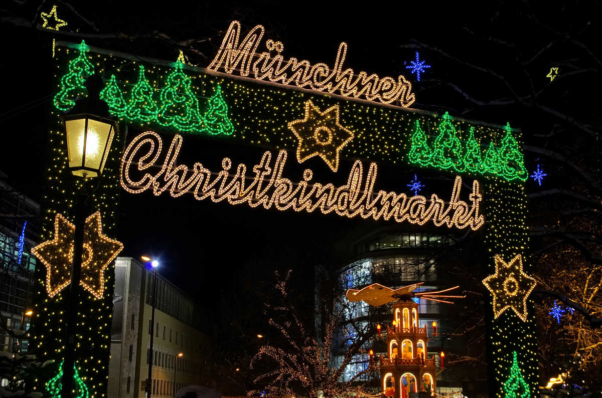A light up Münchner Christkindlmarkt sign at the market.